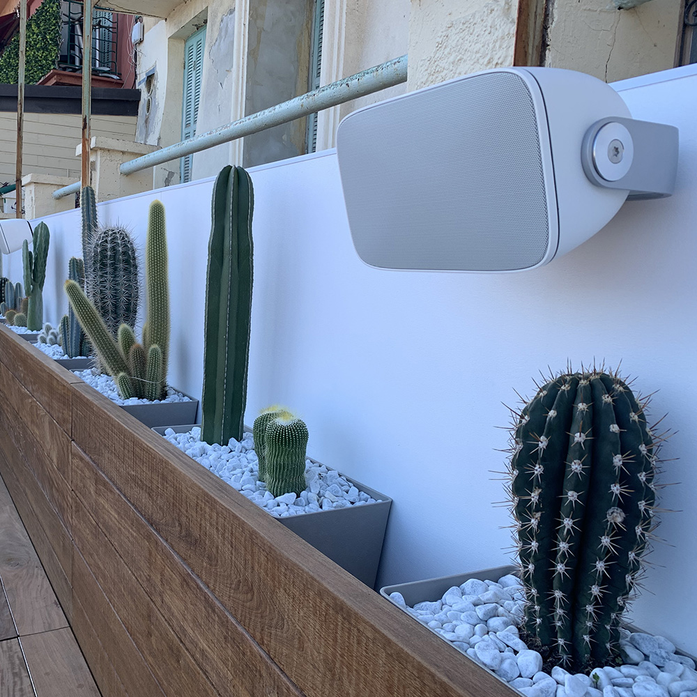 Installation d'un Système de Sonorisation Sonos avec des Enceintes Bowers & Wilkins au Restaurant Le Dry à Villefranche