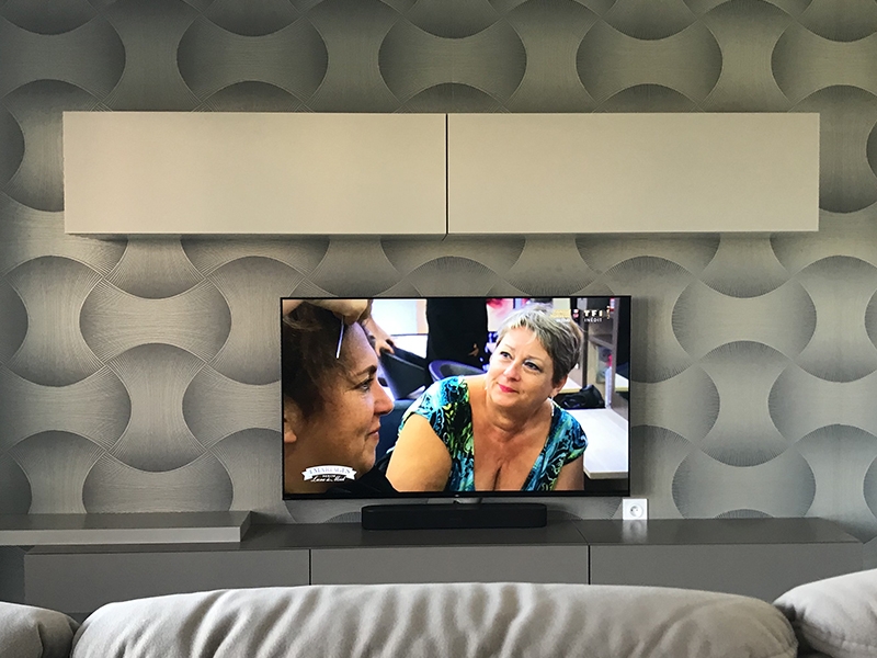 Télévision Oled au mur et barre de son Sonos posée sur meuble coudert.tv
